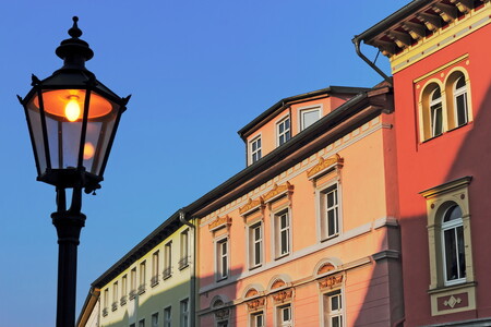 Další v posledních letech velmi diskutovanou oblastí jsou úspory energie při provozu a osvětlení jak veřejných budov, tak i veřejného osvětlení