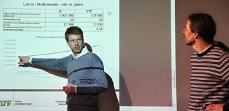 „Dotace do větru jsou v analýze počítány na dobu dvaceti let. Je předpoklad, že pak už díky technologickému vývoji nebude větrná energie dotace potřebovat,“ říká Martin Mikeska (vlevo).