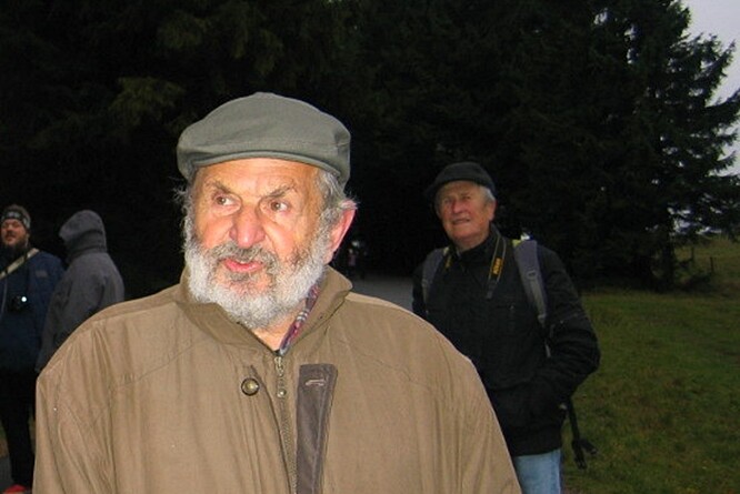 Nevrlý, který v neděli oslavil devadesátiny, je autorem kultovní Knihy o Jizerských horách, Chvály Zadní země nebo Karpatských her. Svým specifickým způsobem psaní, putováním a láskou k přírodě ovlivnil několik generací.