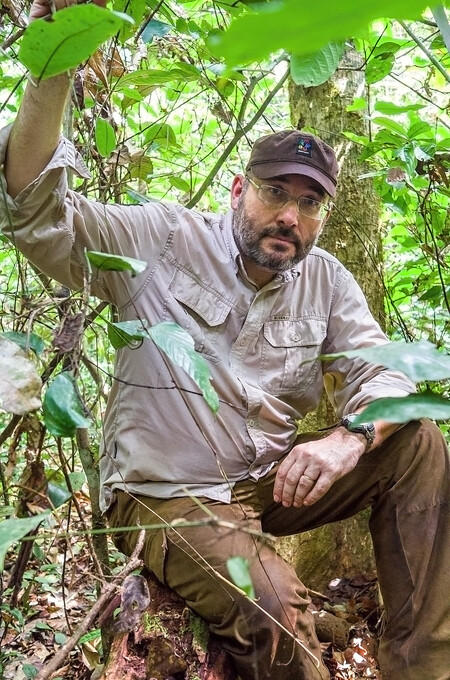 Pokud smrt gorilího samce pomůže připoutat pozornost k osudu goril divoce žijících, pak nebyla úplně zbytečná. Miroslav Bobek na snímku z výpravy za kamerunskými gorilami.