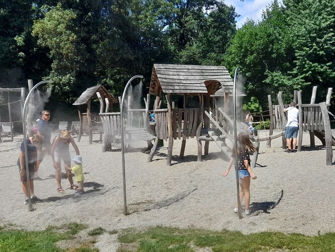 Mlžné sprchy v Zoo Ostrava. Mlžné sprchy v Zoo Ostrava.