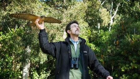 Robert Magrath s leteckým modelem dravce.