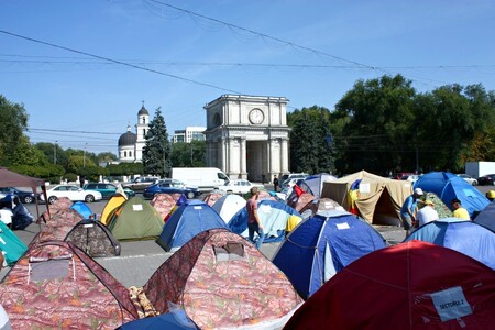 Hlavní třída v Kišiněvě během protivládních protestů v září 2015 vyvolaných „ztrátou“ 1 miliardy dolarů z místních bank.