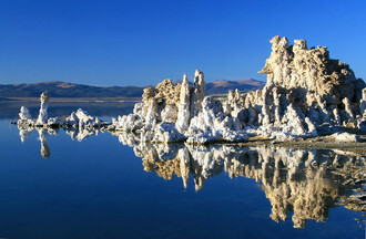 Zdejší na minerály bohaté termální prameny vytvářejí pod vodou romantické travertinové útvary, které s klesající hladinou vystupují čím dál víc na povrch. „Říká se, že je to nejvíce fotografovaný objekt v Kalifornii,“ uvedl hydrolog Bohumír Janský.