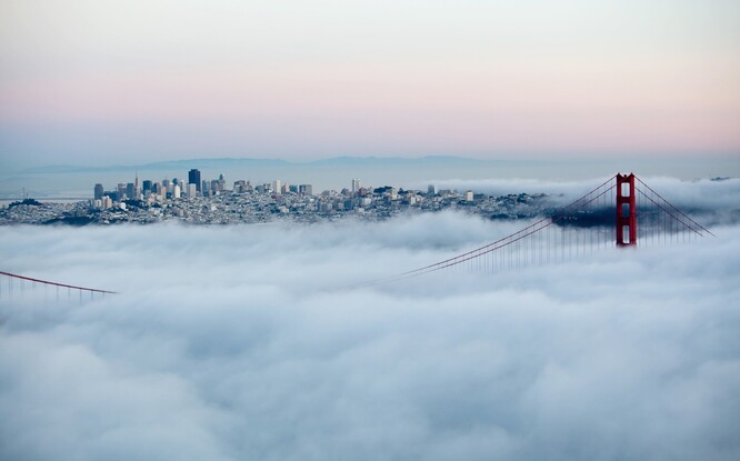 Ti, kdo se o mlhu zajímají, se shodují, že je jí méně nejen v Sanfranciském zálivu, ale vůbec. Jenže proč, se neví, protože jak ji převést do čísel, jak ji předpovídat a uchopit? A jak definovat. Většina řekne, že je to mrak dotýkající se země, ale jde o třírozměrný objekt, který klesá a stoupá, někde se zformuje, tiše se přikrade a mizí jako zázrakem.