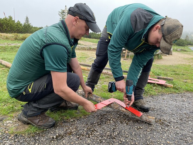 Muttichovky neudávají kilometrové ani časové údaje, ukazují pouze směr k danému místu natočením a šipkou v dolním okraji značky. Podle Správy KRNAP jsou němé značky krkonošským unikátem, nikde jinde v Evropě se v této době nic podobného nepoužívá.