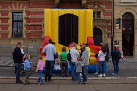Původně Auto*Mat i magistrát pořádali akce společně, pak se ale názorově rozešli. Aktivistům se zejména nelíbí "agenturní duch" oslavy, tedy pronajaté atrakce. Sami prosazují ducha sousedské svépomoci.