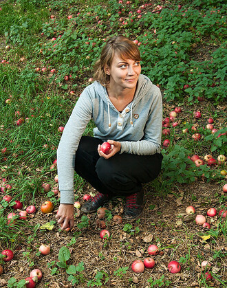 Kateřina Kubánková vystudovala grafický design na Vysoké škole výtvarných umění v Bratislavě. Od roku 2014 se věnuje projektu Na ovoce, který jí teď úspěšně zabírá všechen pracovní i volný čas. A když se přeci jen na chvíli utrhne, tak nejraději na hory, kolo nebo na svou zahrádku strčit hlavu do hlíny.