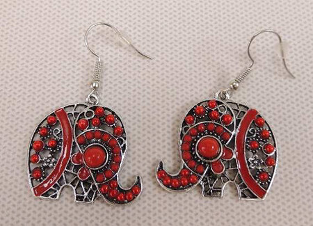 Vysoký obsah kadmia 48 % byl nalezen v náušnici s přívěskem ve tvaru slona od dodavatele Stoklasa textilní galanterie s.r.o., Kravaře.