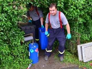 Řada nalezených látek byla toxických. Našlo se také zhruba půl kila trhavin a půl kila radioaktivních solí uranu a thoria.