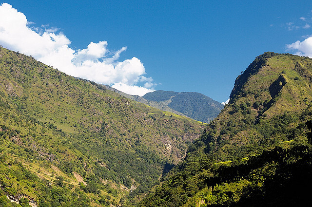 Horské vísky jsou také poprvé ve své historii vystavené novým nemocem, které teplejší vzduch přivál společně s komáry. Vesnice v oblasti Mustang se nyní potýkají s pravidelnými nárůsty případů malárie a horečky dengue - a to v regionu, kde tato onemocnění dříve nikdo nezaznamenal.
