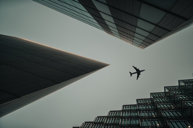 A letadel se to také týká.