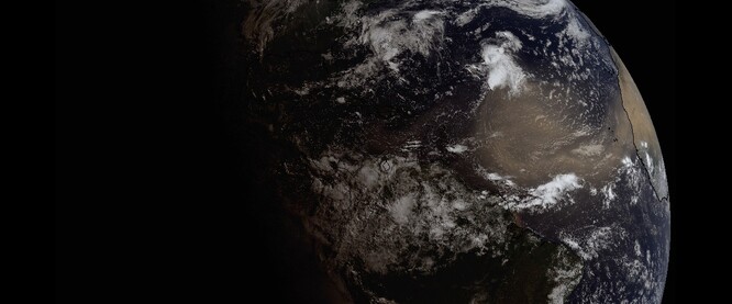 Saharský písek postupuje přes Atlantský oceán