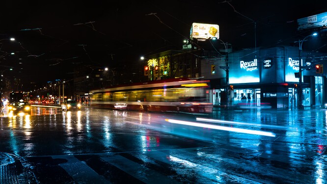 Příkladem světelného znečištění jsou podle expertů celonoční osvětlení billboardů, parkovišť u nákupních center nebo veřejné osvětlení, které směřuje jinam než na pozemní komunikaci.