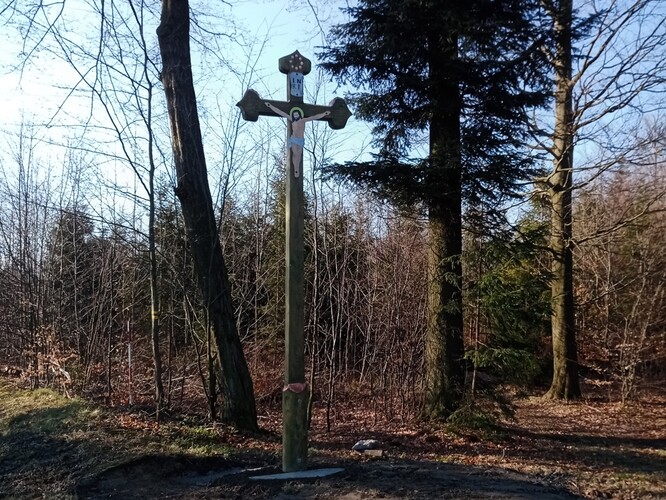 Vojenské lesy na Libavé obnovily historický kříž připomínající zaniklou osadu i pád amerického bombardéru.