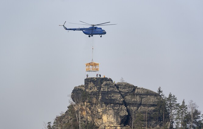 Na zpřístupnění nového altánu si budou muset výletníci počkat, stavba se bude ještě dokončovat na skále. Podle Salova ji lidé zřejmě poprvé navštíví až s příchodem Velikonoc.