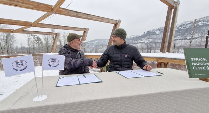Předseda Horského spolku pro České Švýcarsko Richard Vech (vlevo) a ředitel Správy Národního parku České Švýcarsko Petr Kříž při podpisu Memoranda o spolupráci dne 27. ledna 2026 na vyhlídkové plošině Fénix v NP České Švýcarsko.