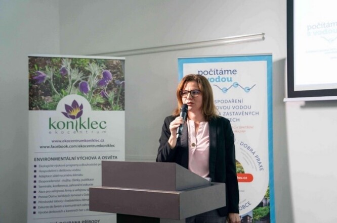 Obr. 2. Linda Stuchlíková, ředitelka Odboru adaptace na změnu klimatu MŽP při úvodním slovu.