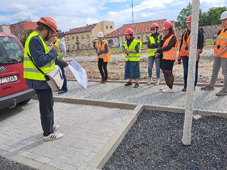 Obr. 2. Vsakování přes propustnou dlažbu a povrchové vsakovací objekty do podzemních akumulačních objektů na okraji areálu Modřanského cukrovaru.