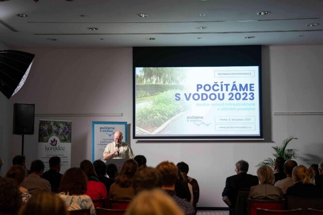 Obr. 4. David Stránský informuje o Aktualitách k hospodaření s dešťovou vodou v ČR.