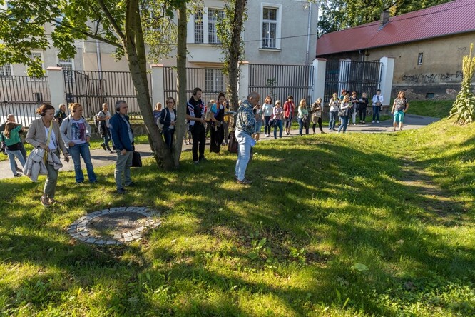 Obr. 3. Průleh s regulační šachtou (a pan Vítek při výkladu) Obr. 3. Průleh s regulační šachtou (a pan Vítek při výkladu)