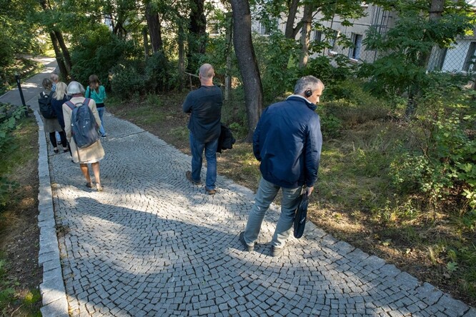 Obr. 4. Mělké průlehy s přetokem do okolního terénu Obr. 4. Mělké průlehy s přetokem do okolního terénu