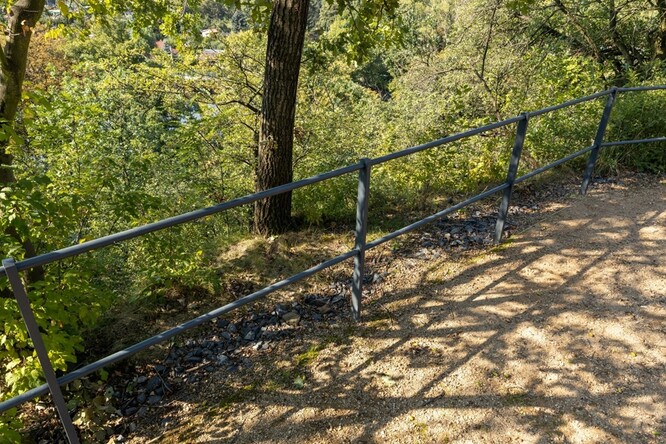 Obr. 7. Odvodnění mlatových cest do štěrkové drenáže Obr. 7. Odvodnění mlatových cest do štěrkové drenáže