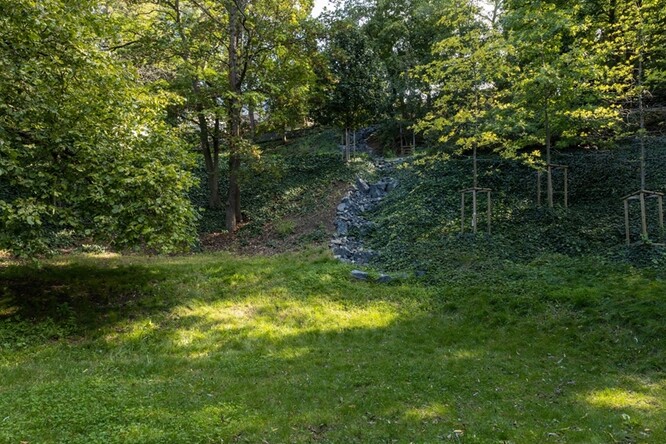 Obr. 11. Kamenná kaskáda pro odvod srážkové vody Obr. 11. Kamenná kaskáda pro odvod srážkové vody