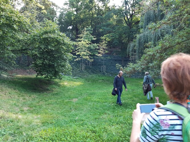 Obr. 12. Průleh u vrby Obr. 12. Průleh u vrby