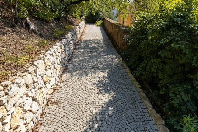 Obr. 14. Zídka pro zachycení erozních splachů Obr. 14. Zídka pro zachycení erozních splachů