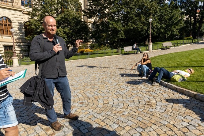 Obr. 24. Dlažební kostky se spárami umožňujícími vsak srážkové vody na cestičkách v Čelakovského sadech (a David Hora při výkladu)