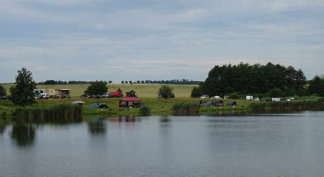 obr. 6. Takto vypadá PR Františkův rybník v roce 2020. Místo ochrany přírody je zde evidentní prioritou lov ryb a rekreace.
