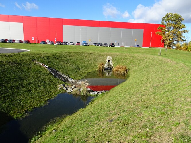 Povrchová retenční nádrž s vhodným designem na jižním okraji katastru města Plzně.