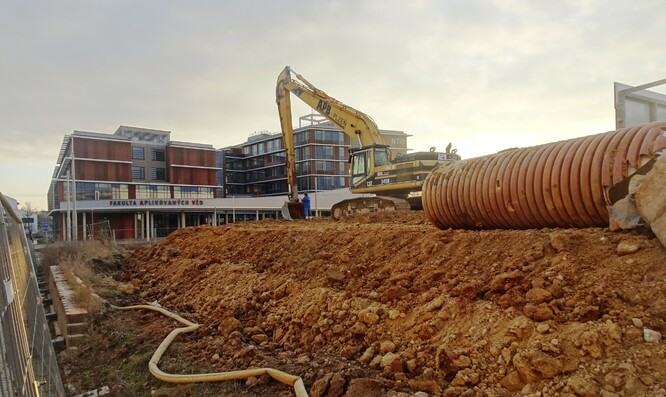 V důsledku výstavby skladové haly byla povrchová retenční nádrž zrušena a zákonná povinnost nakládání se srážkovou vodou řešena podzemními nádržemi (výstavba v lednu 2020).