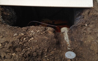 Likvidace následků varny pervitinu u rodinného domu, kde došlo ke znečištění ropnými látkami, toluenem a fosforem.