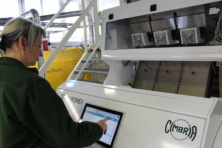 Lesy ČR svůj semenářský závod vybavily optickým strojem.