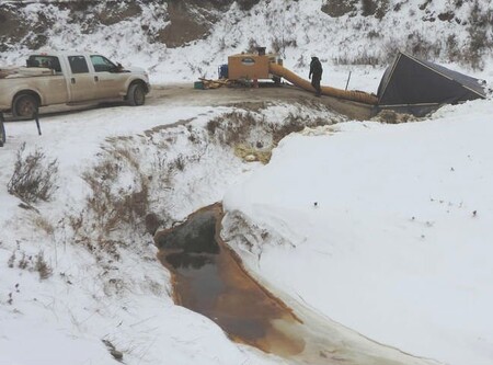 Podle oficiálních severo-dakotských zpráv uniklo do životního prostředí v okolí městečka Belfield z Belle Fourche Pipeline zhruba 176 000 galonů ropy.