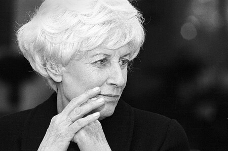 Olga Havlová (na obrázku) se narodila v roce 1933. Vyrůstala na Žižkově. Vyučila se v Baťově továrně. V 50. letech vystřídala řadu zaměstnání. V 60. letech pracovala v Divadle Na Zábradlí, kde byl i Václav Havel. Za něj se provdala v roce 1964. Za normalizace po boku svého muže aktivně působila v disentu. Počátkem roku 1990 jako první dáma založila Výbor dobré vůle.