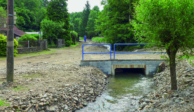 Při pohledu na tento nevhodně umístěný, výrazně nekapacitní mostek není třeba příliš bádat nad tím, co zde vytváří „povodňově nebezpečné místo“ nebo „povodňový kritický bod“ (pojmy, s nimiž se pracuje v oboru protipovodňové prevence).