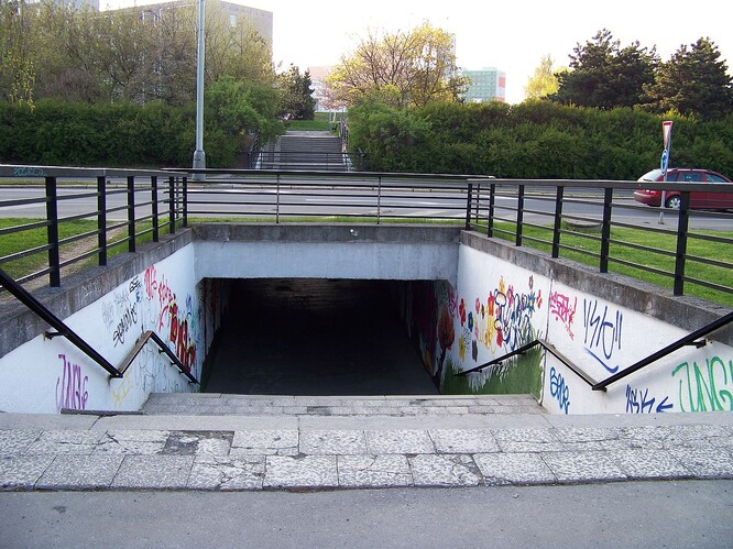 Sídliště Opatov. Podchod pod Opatovskou ulicí u křižovatky s ulicí U modré školy.