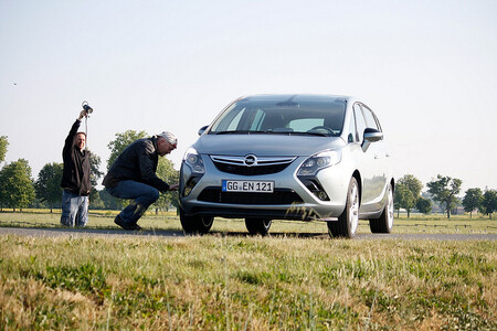 Automobilové emise se dostaly do centra pozornosti v září 2015, kdy německý koncern Volkswagen v reakci na obvinění amerických úřadů přiznal, že do zhruba 11 milionů naftových aut po celém světě nainstaloval software umožňující manipulovat s testy emisí oxidů dusíku.