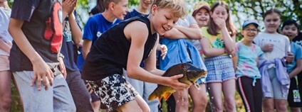 Děti a rybáři vysadili na severu Čech metrák ryb do řeky Bíliny Foto: Orlen Unipetrol