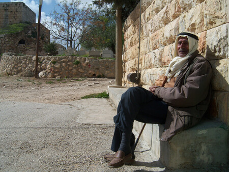 Palestinci z vesnice Džabaa kdysi chodili pro vodu k pramenům, teď ji ale získávají díky pumpě a potrubí, které postavila v roce 2013 italská nevládní organizace. Voda tak proudí ze zdroje, který napájí domy Izraelců. Ilustrační snímek.