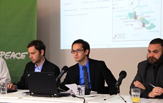 „Velkou důležitost má německé veřejné mínění. Němci podporují odklon od jádra a od uhlí a naopak obnovitelné zdroje energie mají širokou podporu veřejnosti. A Němci vědí, že útlum uhlí bude znamenat zavírání dolů a elektráren,“ říká Pao-Yu Oei. Zleva Niklas Schinerl, Greenpeace Německo, Pao-Yu Oei (DIW Berlin), Lukáš Hrábek (Greenpeace ČR)