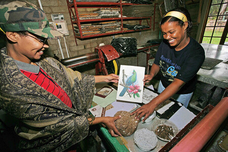 Průměrný slon podle Matana spořádá denně 250 kilogramů potravy. Z toho vznikne zhruba 50 kilogramů trusu, ze kterého se pak vyrobí 125 listů papíru velikosti A4. Cena i kvalita jsou podle Matana podobné jako u běžného papíru