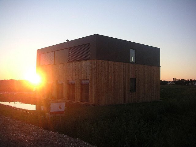 Zatím je u českých měst nízká snaha zavádět adaptační strategie, které mají za cíl snížit zranitelnost měst vůči klimatickým změnám. A to přesto, že se města podílejí na klimatické změně, protože mají vysoký podíl spotřeby energie a výrazně se podílejí na produkci skleníkových plynů.