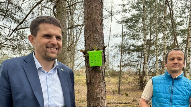 Ministr životního prostředí Petr Hladík u nově instalované pasti pro monitoring sršní asijských.