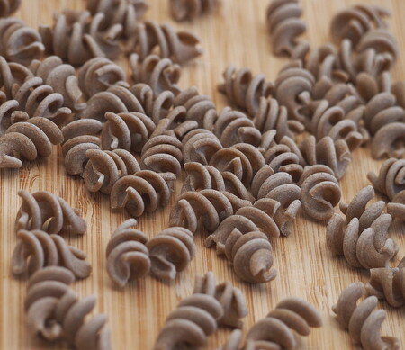 Richardová vyvíjela hyperproteinové těstoviny pro sportovce, když ji kontaktoval jeden lyonský producent hmyzu a představil jí svůj nápad