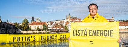 Protest Greenpeace - maketa plynovodu na Vltavě Foto: Ray Baseley Greenpeace