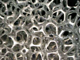 Zpěněný kov ve formě pěny.